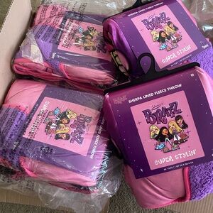 COPY - Bratz Super Stylin' Sherpa Lined Fleece Throw - Pink & Purple